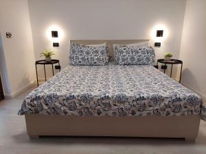 una camera con un letto e un piumone blu e bianco di G&G House a Milano