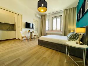 Habitación de hotel con cama y mesa con sillas en Le Dimore del Corso en Catania