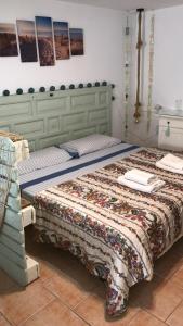 1 dormitorio con 1 cama con edredón en Apart Calan Forcat Menorca, en Cala en Forcat