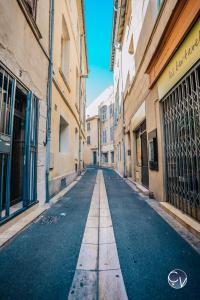 an empty street in an alley between buildings at Studio centre-ville (Ecusson) in Nîmes