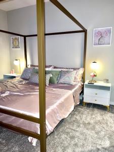 ein Schlafzimmer mit einem großen Bett mit Baldachin in der Unterkunft Dreamy Pink Resort Style Oasis in Channelside in Tampa