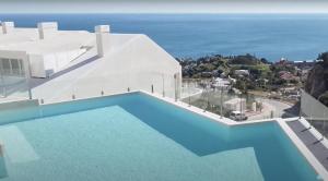 ベナルマデナにあるBenalmadena Penthouse Blissの海辺のスイミングプール付きの家