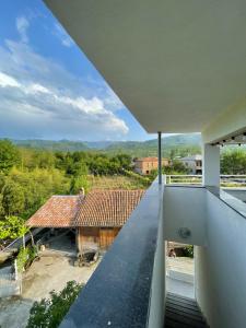 een uitzicht vanaf het balkon van een huis bij Zaali's wine cellar in Vani