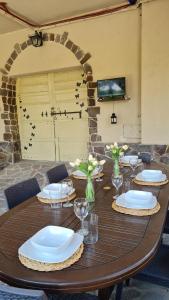 Restoran või mõni muu söögikoht majutusasutuses VAL D'ORCIA DELUXE 3, incantevole casa con vista sulle colline, WiFi e parcheggio