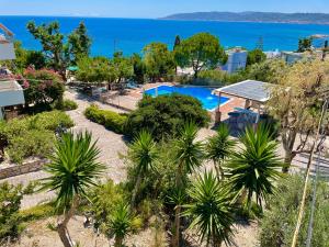 een luchtzicht op een resort met een zwembad bij Vasilikos Apartments in Paralia Agias Foteinis