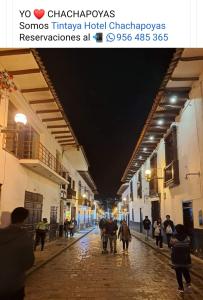 un grupo de personas caminando por una calle en TintayaHotel en Chachapoyas