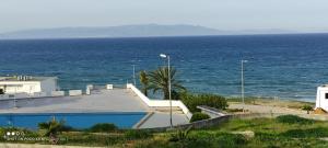 a swimming pool with the ocean in the background at Appartement face à la Mer in Mrarech