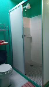 a bathroom with a glass shower with a toilet at Relajacion Cercas Del Aeropuerto in Santa Maria Huatulco +23 photos