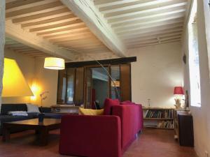 sala de estar con sofá y mesa en Grande maison familiale, rustique et charmante en Bourgogne, dans le Morvan, en Dun-sur-Grandry