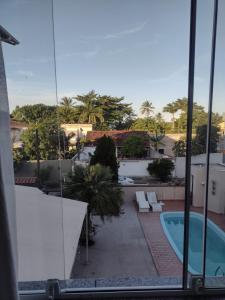 vista para uma piscina a partir de um edifício em Leotel hospedagem em Serra