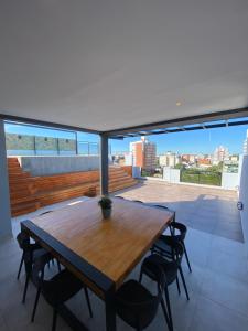 a wooden table on the roof of a house at Dpto Temporario Corrientes in Corrientes