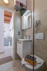 uma casa de banho com um lavatório e um WC num quarto em Corfu Glyfada Sea blue 137 em Glyfada