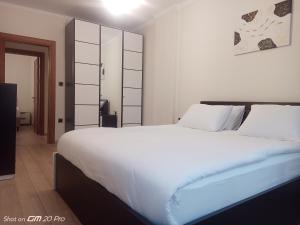 a bedroom with a large white bed in a room at Clove Boutique House Apart in Akcaabat