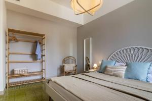 una camera da letto con un grande letto con cuscini blu di Il Giardino tra Cielo e Mare a Portovenere