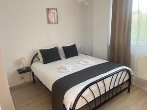 um quarto com uma cama grande e lençóis brancos e pretos em Garsoniera 27mp - Camera - Baie - Bucatarie - Balcon em Mogoşoaia