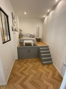 Pokój ze schodami z łóżkiem w obiekcie Le Coeur De Fontainebleau 1-Bedroom Retreat w mieście Fontainebleau