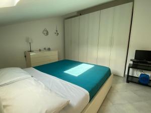 Un pat sau paturi într-o cameră la AriMAnd House