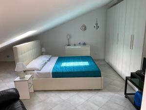 1 dormitorio con 1 cama y lavamanos. en AriMAnd House, en La Spezia