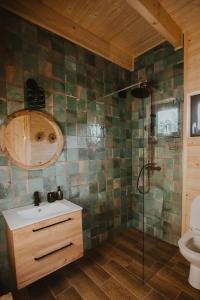 にあるDomki Przystań Spławyのバスルーム(シャワー、洗面台、トイレ付)
