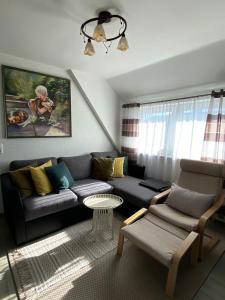 uma sala de estar com um sofá e uma mesa em Kunst und Meer em Varel