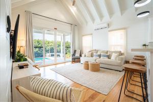 ein Wohnzimmer mit Sofa und Tisch in der Unterkunft Casa de Luz and The PoolClub at Mahogany Bay! in San Pedro