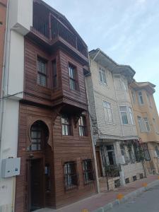 een houten gebouw aan de straatkant bij Disa Hotel & Apart in Istanbul