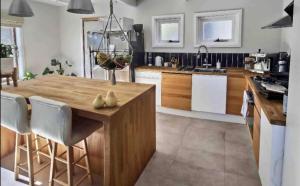 Eldhús eða eldhúskrókur á Wild Pines Waterfront Guesthouse BBQ Pet Friendly +12 myndir