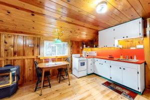 Joseph的住宿－Mount Bonneville，厨房设有木墙、木地板和桌子