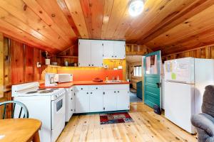 a kitchen with white appliances and a wooden ceiling at Mount Bonneville in Joseph