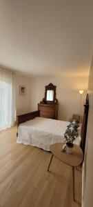 Schlafzimmer mit einem Bett, einem Tisch und einem Fenster in der Unterkunft Villa de standing proche Airbus et Meet in Aussonne