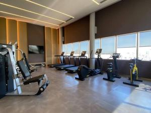 une salle de sport avec une rangée de tapis de course et d'appareils de cardio-training dans l'établissement Exclusivo apartamento Torre Deco Armani Recoleta, à Buenos Aires