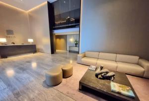 salon z kanapą i stolikiem kawowym w obiekcie Exclusivo apartamento Torre Deco Armani Recoleta w BuenosAires