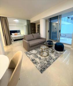 - un salon avec un canapé et une table dans l'établissement Exclusivo apartamento Torre Deco Armani Recoleta, à Buenos Aires
