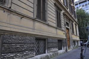 una bicicletta parcheggiata accanto a un edificio su una strada di Place 24 Suites & Wellness a Roma