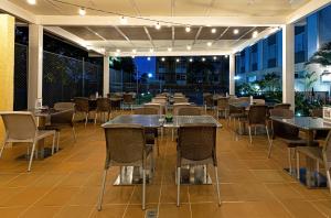 un restaurant avec des tables et des chaises sur une terrasse dans l'établissement Best Western Puerto Gaitan, à Puerto Gaitán