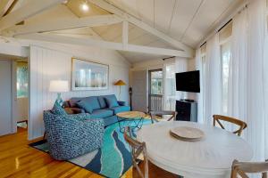 sala de estar con mesa y sofá en Sealoft 2032, en Hilton Head Island