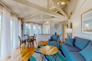 sala de estar con sofá azul y mesa en Sealoft 2032, en Hilton Head Island