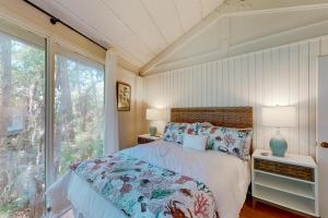 1 dormitorio con cama y ventana grande en Sealoft 2032, en Hilton Head Island