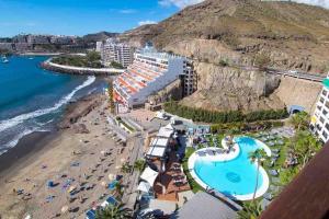 モガンにあるDoñana 1213 &1214, lux penthouseのリゾートのビーチの景色を望めます。