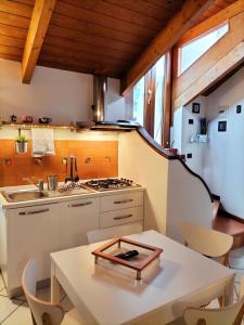 维耶特里NEL CUORE DI VIETRI CASA VACANZE AMALFI COAST的厨房配有白色的桌子和炉灶。 更多79张照片