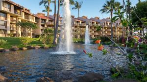 una fuente en un estanque frente a un edificio en **Newly Remodeled** Steps to Kamaole 3 Beach!, en Wailea