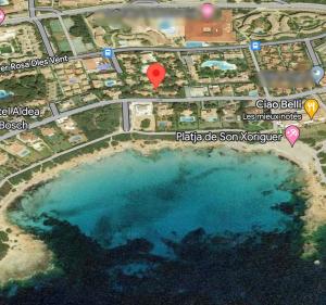 een kaart van een plas water met een rode markering bij Casita Vista Mar Duplex - Son Xoriguer in Son Xoriguer