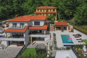 Bazén v ubytovaní Villa Suzana with Heated Pool and outdoor billiards alebo v jeho blízkosti