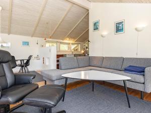 Læsøにある5 person holiday home in L sのリビングルーム(ソファ、テーブル付)