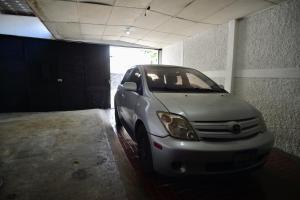 een witte auto geparkeerd in een garage bij Casa Xunaan Kab in San Salvador
