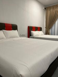 twee bedden naast elkaar in een kamer bij Dumba Bay Tioman in Tioman Island