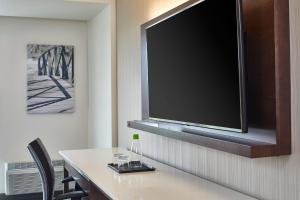 TV a/nebo společenská místnost v ubytování Courtyard by Marriott Minneapolis West