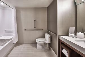 Koupelna v ubytování Courtyard by Marriott Minneapolis West