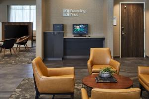 TV a/nebo společenská místnost v ubytování Courtyard by Marriott Minneapolis West