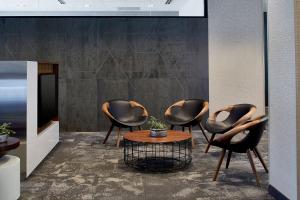 Posezení v ubytování Courtyard by Marriott Minneapolis West